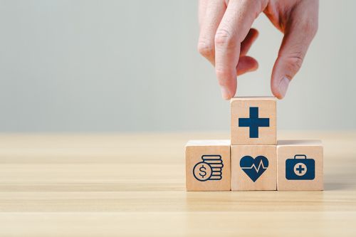 Hand legt einen Holzblock auf andere Blöcke